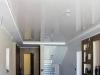 В частном доме белый глянцевый натяжной потолок..